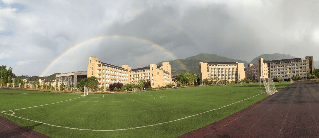 四川省青川第一高级中学学校地址:四川省青川县竹园镇智慧岛教育园区.