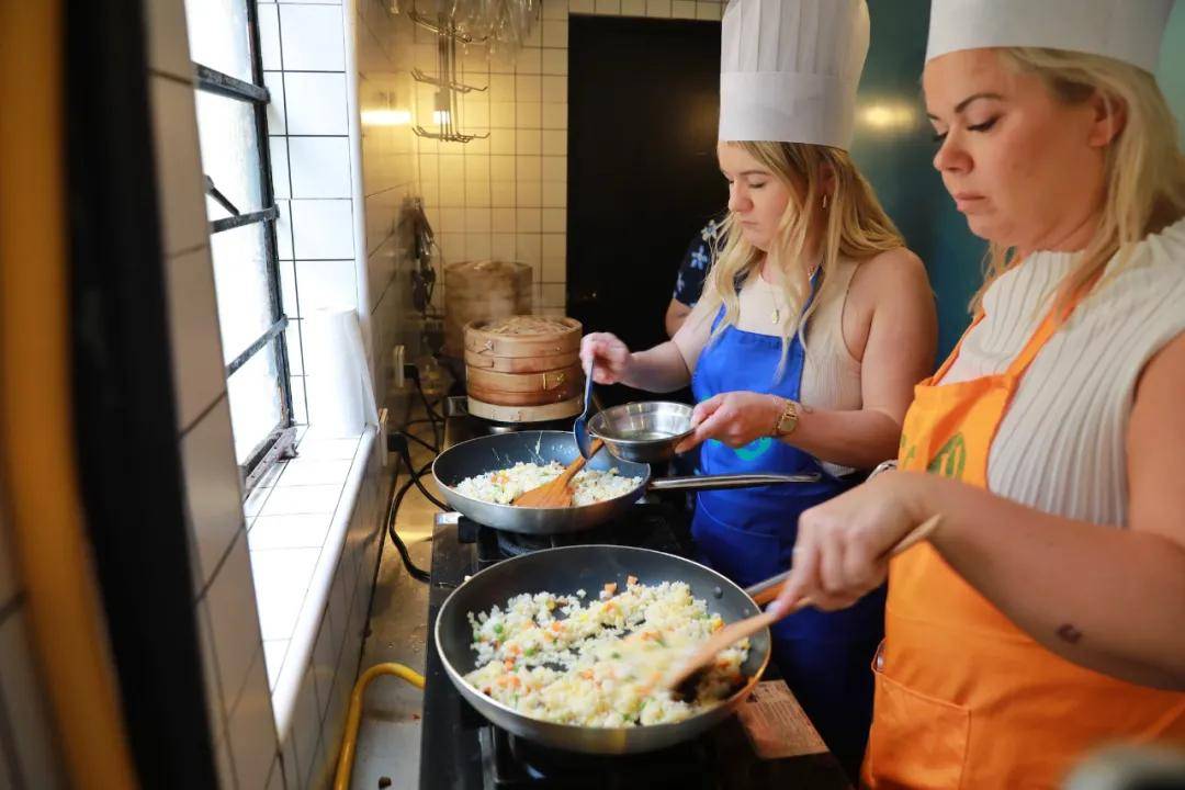 老外爱兜上海小菜场!"好奇宝宝"认蔬菜,学做小笼加炒饭