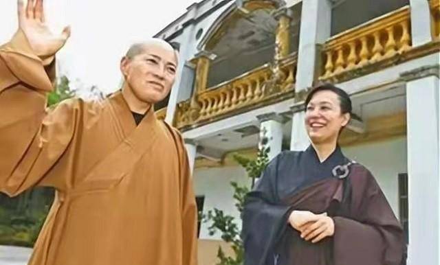 香港女住持释智定:两次嫁和尚,开豪车住豪宅,出门僧袍里穿黑丝