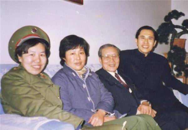 再婚恩爱16载,晚年他却执意去找前妻,妻子得知苦笑:我知他隐痛