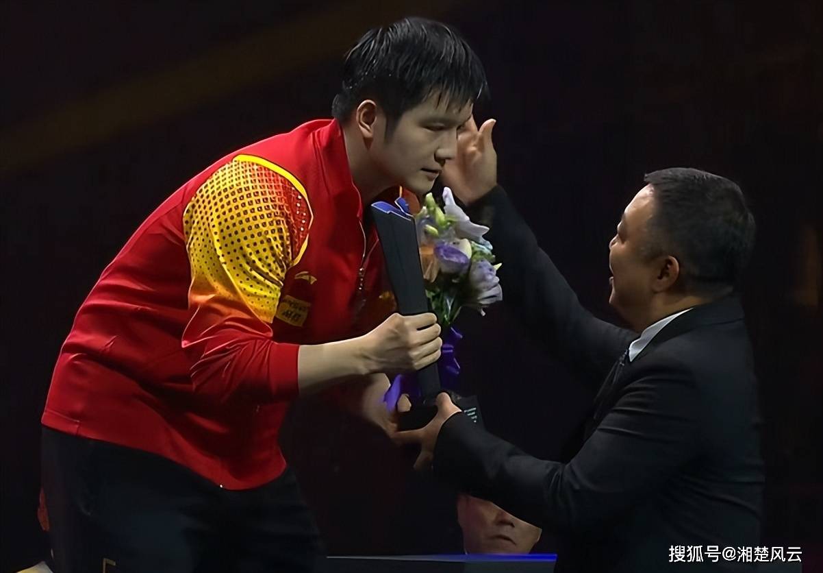 刘国梁给男单冠军樊振东颁奖,一个动作把网友逗乐,他做了什么?