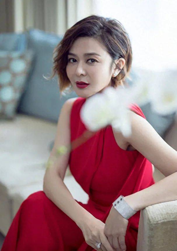 62岁关之琳惊艳亮相,穿红色长裙白到发光,身材曼妙像少女!