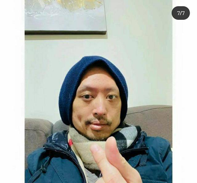 不放弃,三王子做爱心手势向拉玛十世示好,泰王没有任何回应