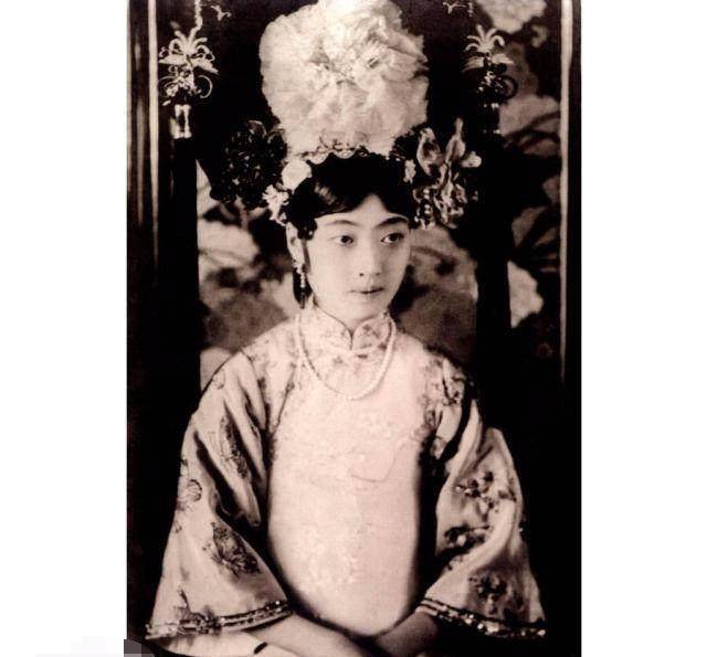 末代皇妃文绣长得有点像凤姐,不招溥仪待见,才华却远高于婉容_文秀