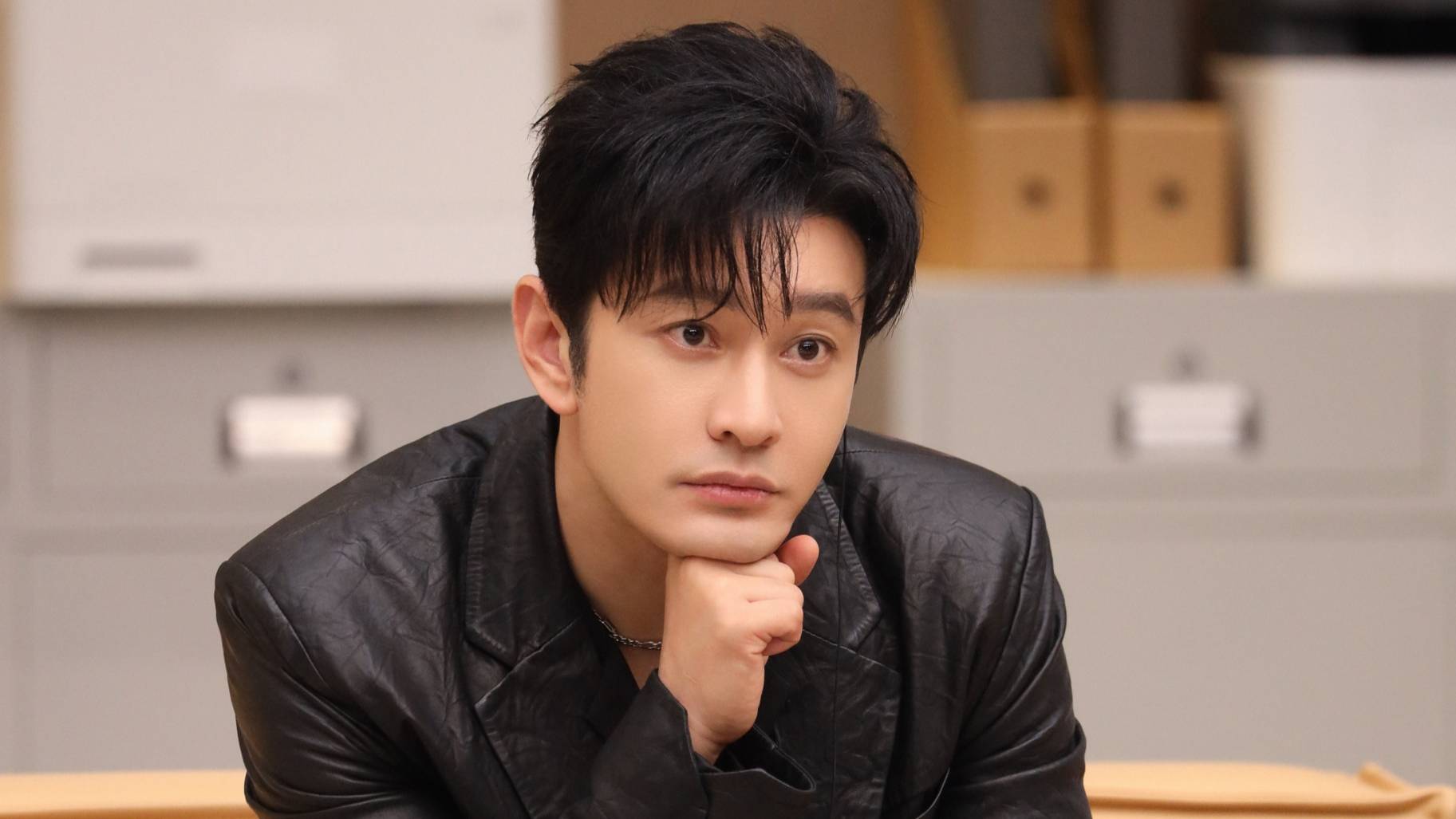 叶珂横店探班黄晓明被拍,恋情再添实锤,两人低调交往引关注_网友_感情