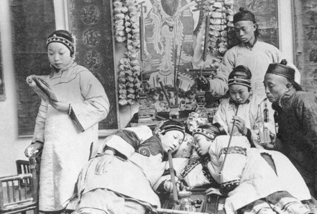 女子吸食鸦片场景:图6的女子神情呆滞,图7为末代皇后_利益_时期_朝廷