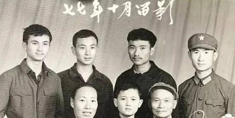 王健林的父亲:军人出身,活了101岁,百岁生日时王健林为他祝寿_王义全