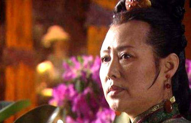 因此野史中提到,为了稳固福临的位置,孝庄无奈去亲近多尔衮,甚至还下