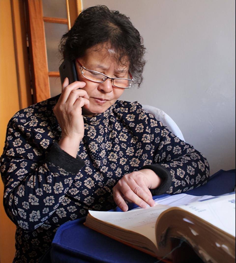 丈夫抛弃妻女离家,45年后台湾女儿来寻,才发现父亲是荣氏家族的