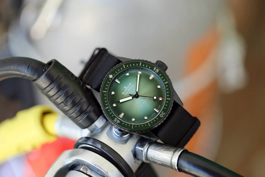 宝珀五十噚深潜器极光绿:心系海洋 深海里的一道极光