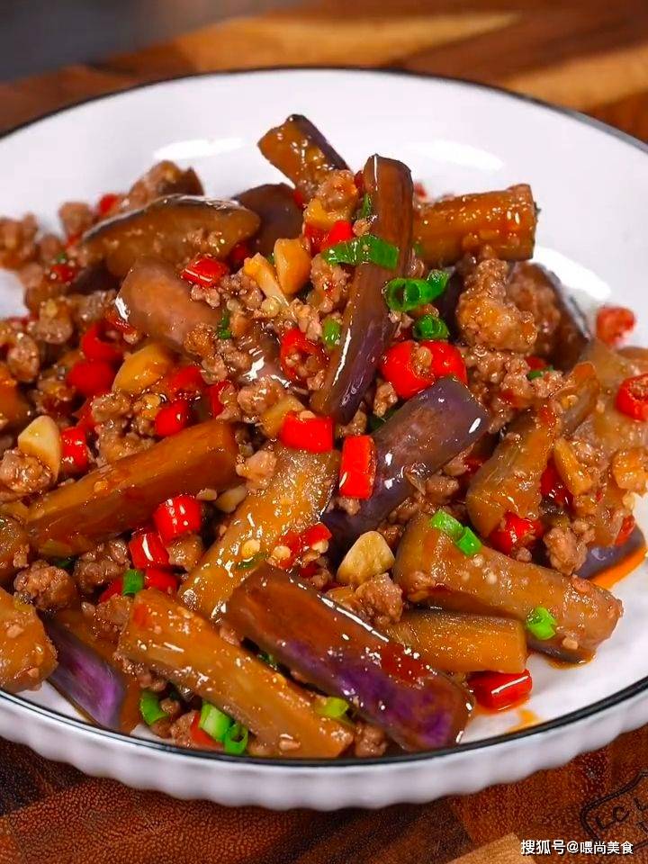 二,肉末茄子5,出锅前撒上蒜叶段,翻炒均匀后即可出锅.