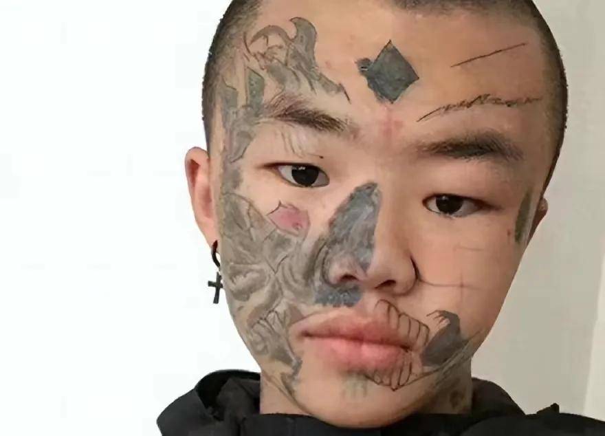 四川14岁男孩,被纹身师"练手",全身纹身,连脸都不放过,身份证也没法办