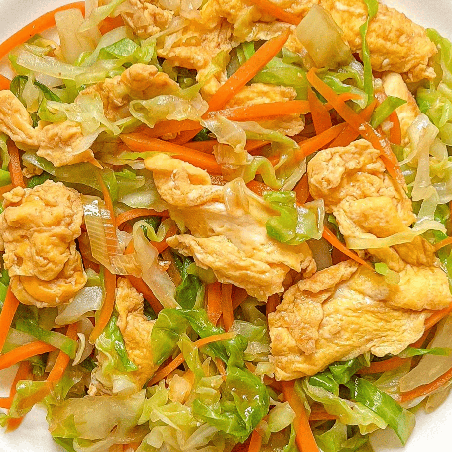 二,卷心菜胡萝卜炒鸡蛋这道家常卷心菜炒瘦肉色泽鲜艳,味道浓郁,瘦肉