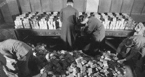 史上最狠通货膨胀,给一千乞丐都不要,上香真烧钱,后如何解决?