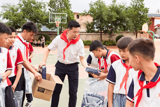 中华慈善总会联合国科优选"公益助学"捐赠活动在砚山县开展