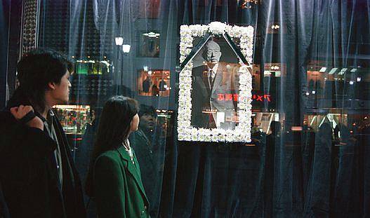 实拍裕仁天皇葬礼:规模堪比中国皇帝,百人为他抬棺,百万人送行