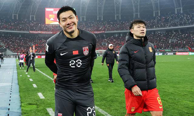 国足阵容调整:张玉宁搭档阿兰,海港边卫或成奇兵