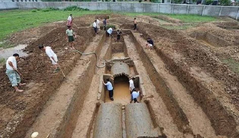 考古专家发现一座墓穴,号称是诸葛亮陵墓,挖开后却只发现一把羽扇