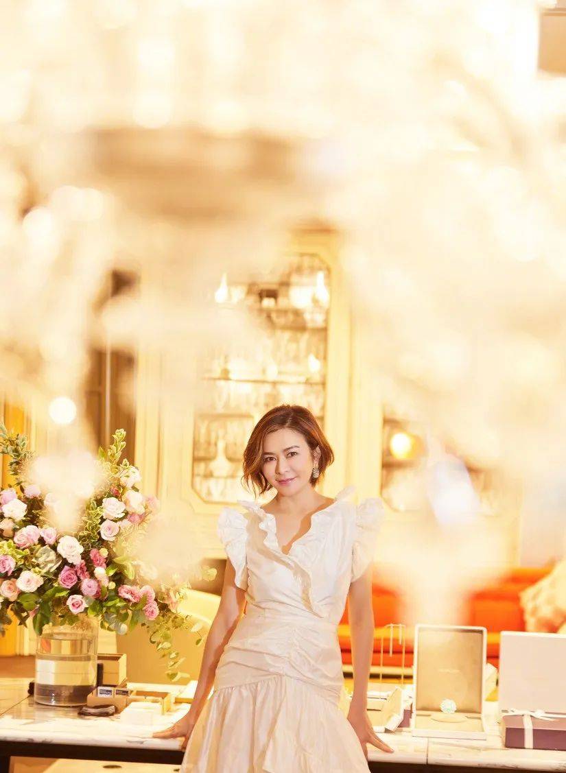 62岁关之琳惊艳亮相,穿红色长裙白到发光,身材曼妙像少女!