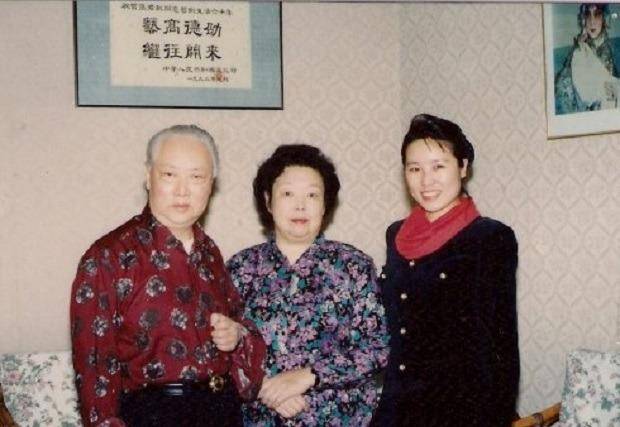 为嫁给已成家的他,校花重金收买其母亲,并和原配为他生12个娃_张君秋