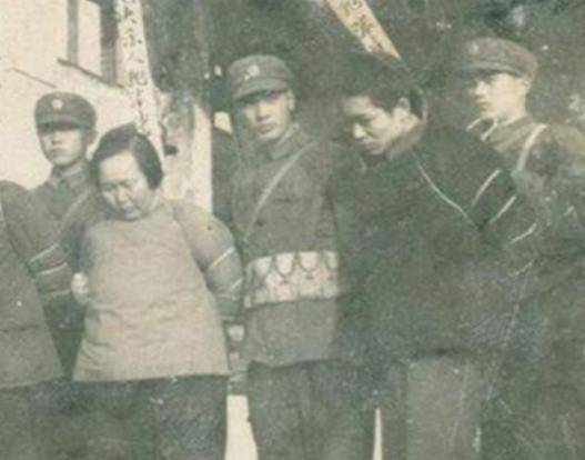 之后晁正坤又将为自己建立王朝的信徒们,纷纷加官进爵,既有封为丞相