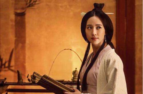 《三国演义》里没写的三国美女,有一位连关羽都惦记,曹操占了俩