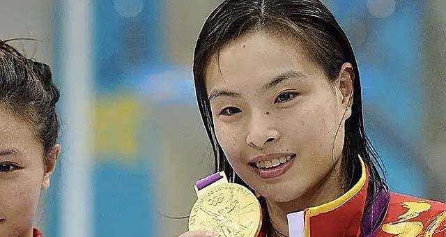 "跳水皇后"吴敏霞:追平郭晶晶记录,退役嫁平民老公,今生二胎