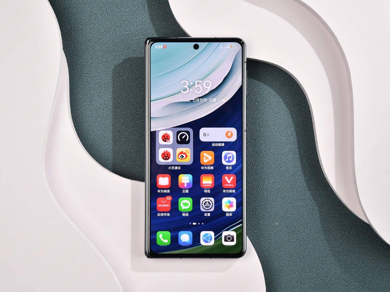 不仅彰显出华为对设计的独到见解,更让手机在视觉上更具冲击力