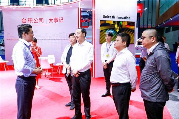 本届展会受到各级领导的殷切关心,南京市人民政府副市长吴炜,江苏省