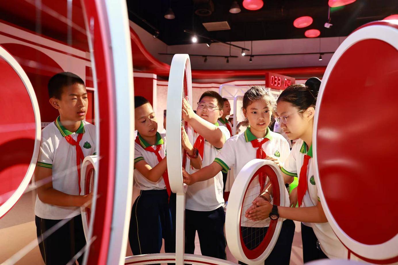 "鲜"游团粉丝在吉林省科技馆部分"鲜"游团粉丝代表还实地体验了伪满