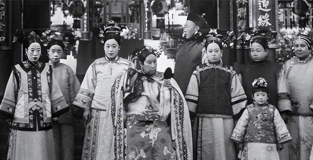 黑白照也难掩其姿色,却被慈禧操控一生_奕劻_四格_妃嫔