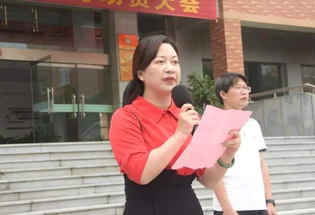 台州一中全体班子成员及年级段长参加动员会,动员会由高三年级段长胡