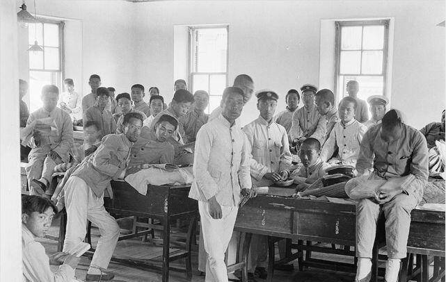 1919年五四运动旧照:北大学生和警察据理力争,这才是真正的历史