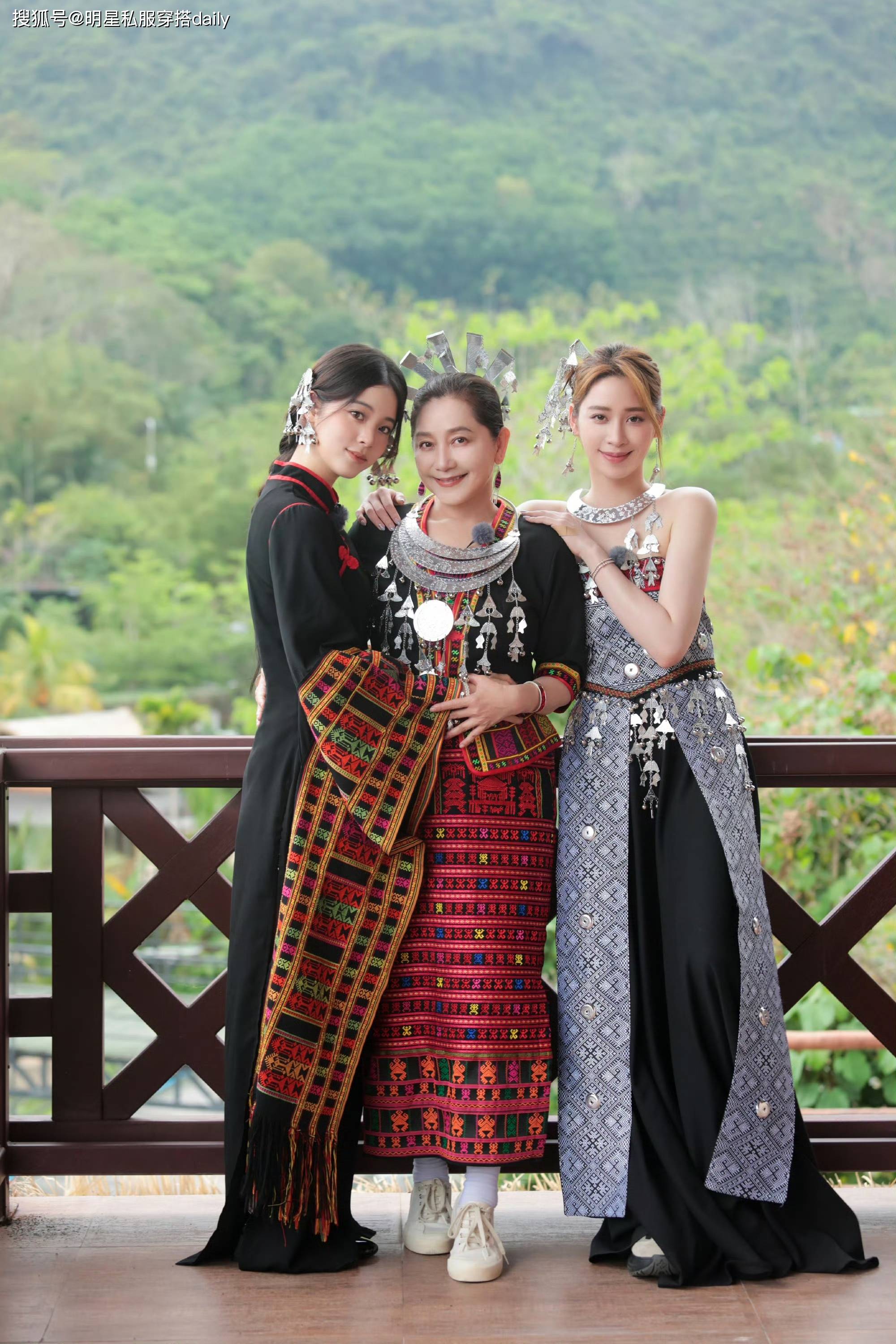 欧阳娜娜穿民族服装戴银色头饰美如画!大提琴女孩儿私服也很美