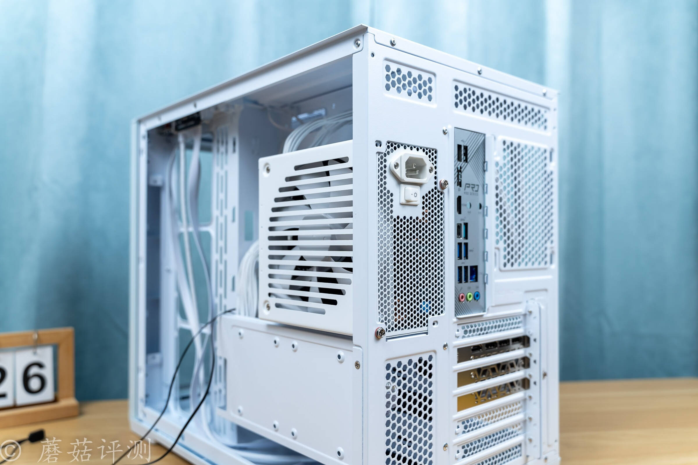 稍微弯曲一点点,视觉观感提升不止一点,先马轨迹海景房机箱 体验评测