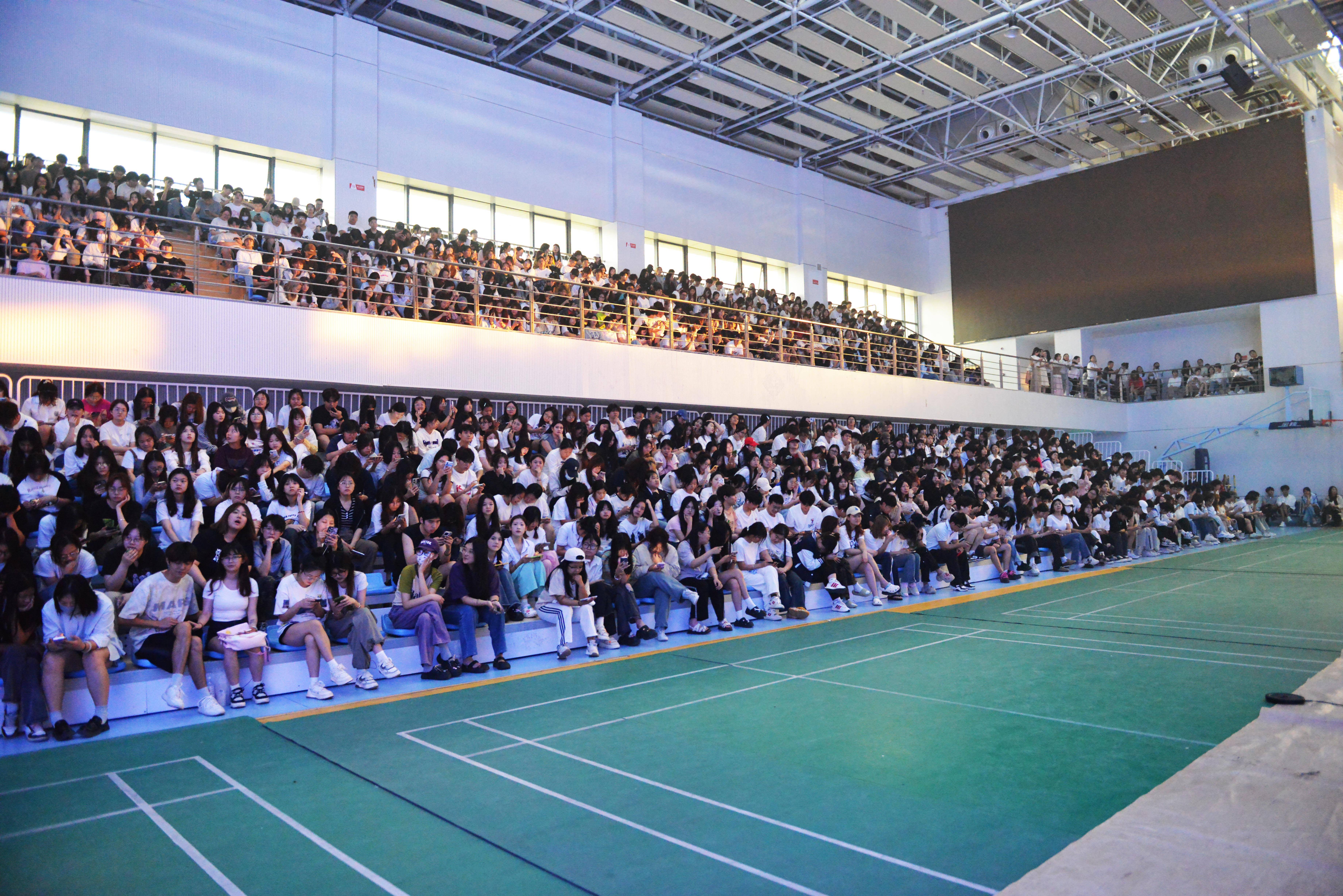 很快,我们来到陕西服装工程学院体育馆——本次服装设计大赛的举行地.