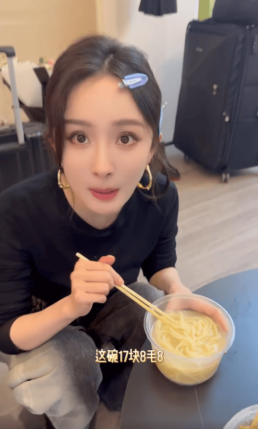 杨幂难掩吃货本性,狼吞虎咽接地气,带病上班引人心疼
