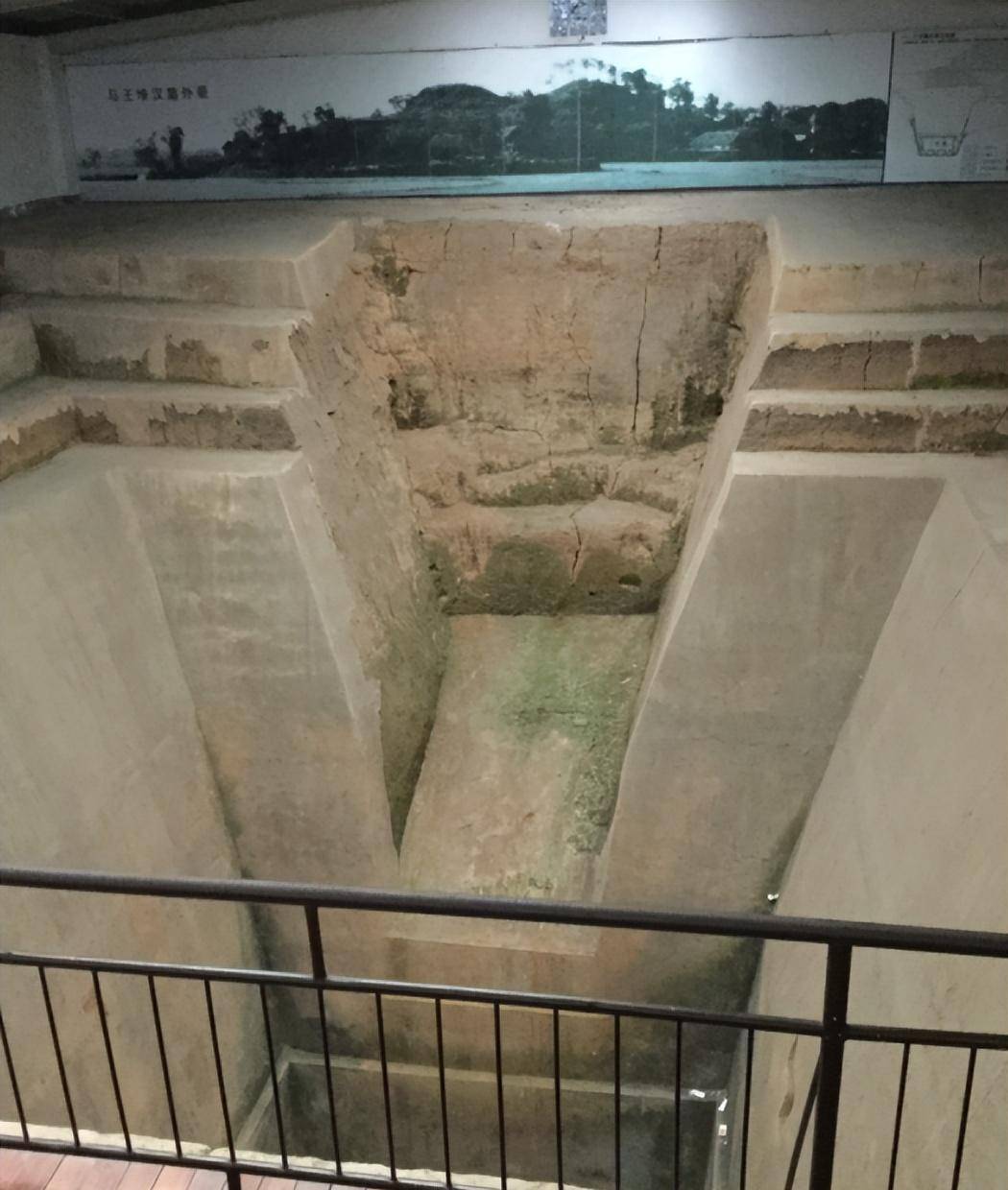 1985年湖南发现古墓,墓中女尸舌头吐在外面,男尸旁有元朝钱袋_棺椁