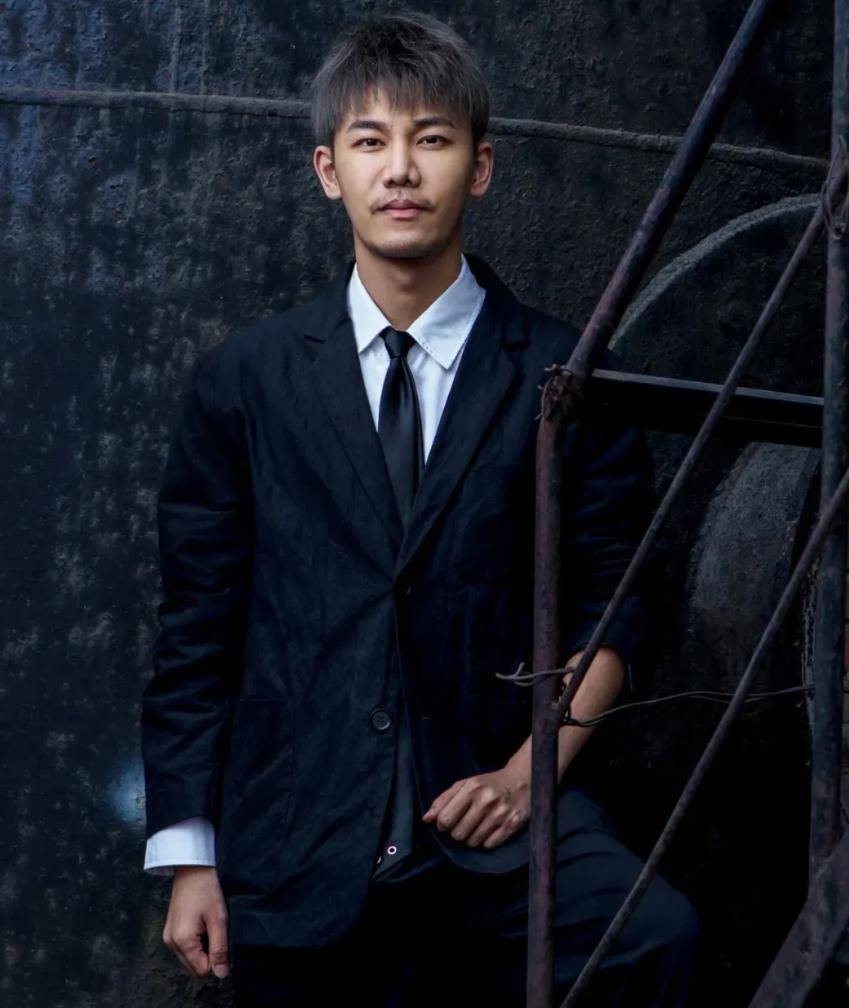 95后山东小伙,北大本科,清华硕士,休学卖衣服,年销售额破亿