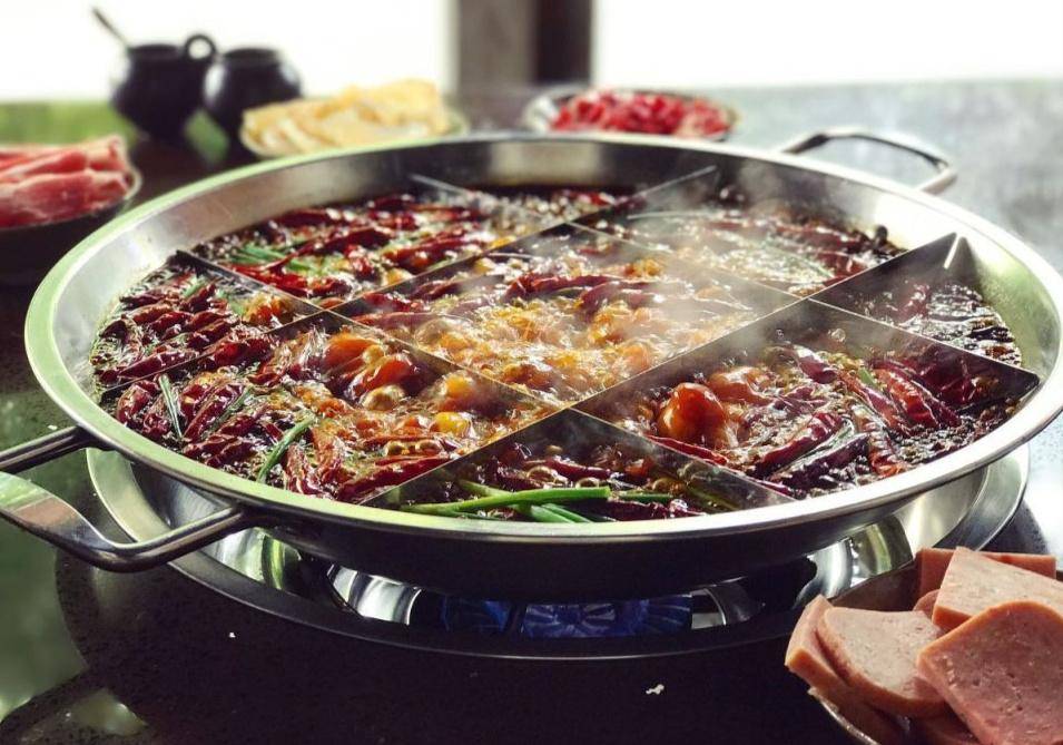 火锅所用食材丰富,是人们非常喜欢吃的一种美食
