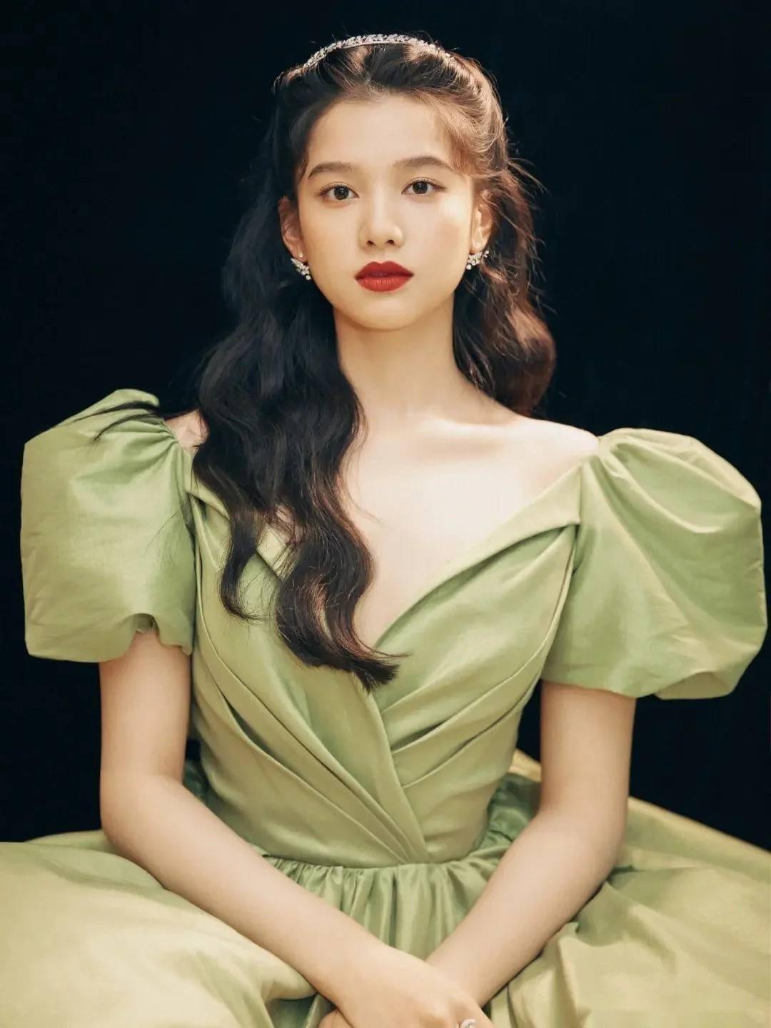 33岁张婧仪的最新写真,美得让人心跳加速,这谁还hold得住