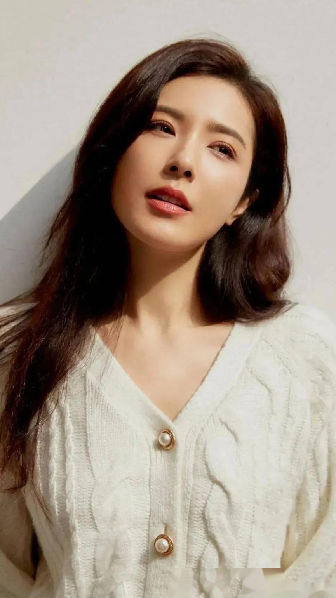 「姨圈顶流」曾黎,美貌与才华的完美融合,这谁顶得住的女神写真赏