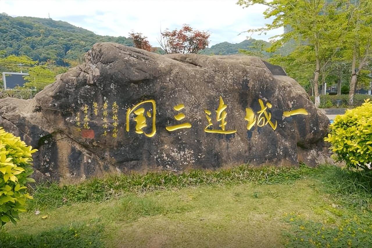 这里李仙江,曼老江,勐野江三江环绕,所以又名江城,森林覆盖率达76.