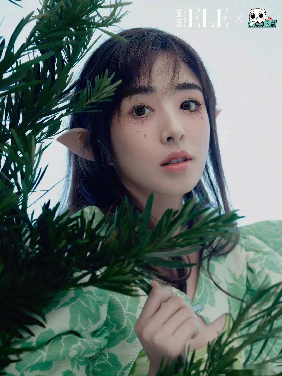 34岁的张含韵性感写真,让人直呼:这谁能hold住!