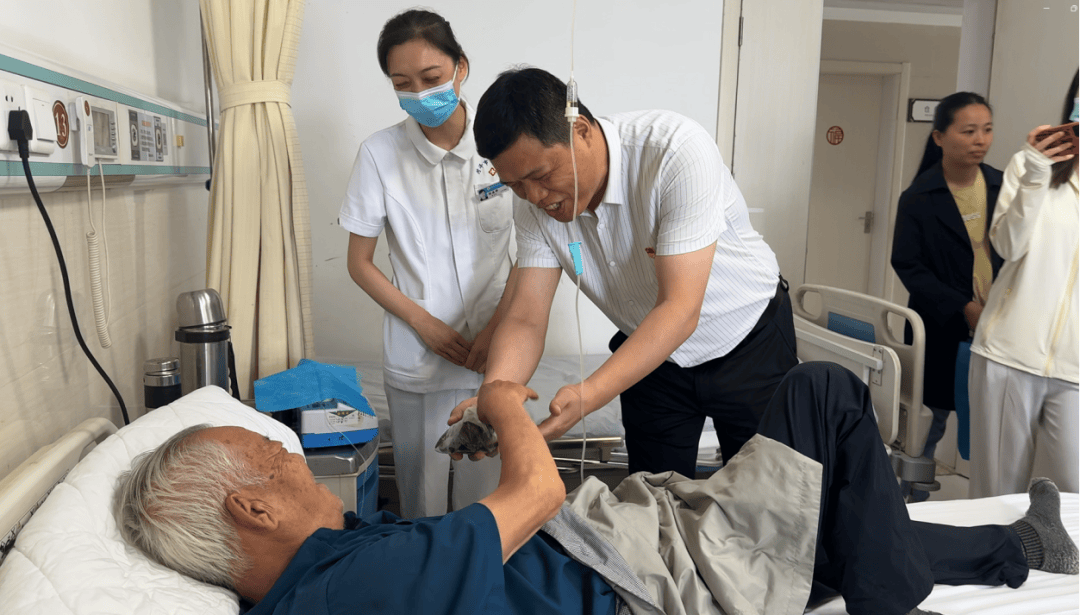 党群工作部部长孙新立以及医院餐厅职工在医护人员的带领下,带着新鲜