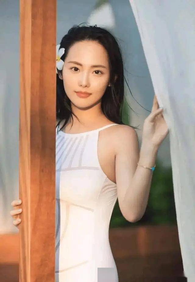 张嘉倪最新写真曝光,美貌与智慧并存,这谁顶得住的魅力女神!