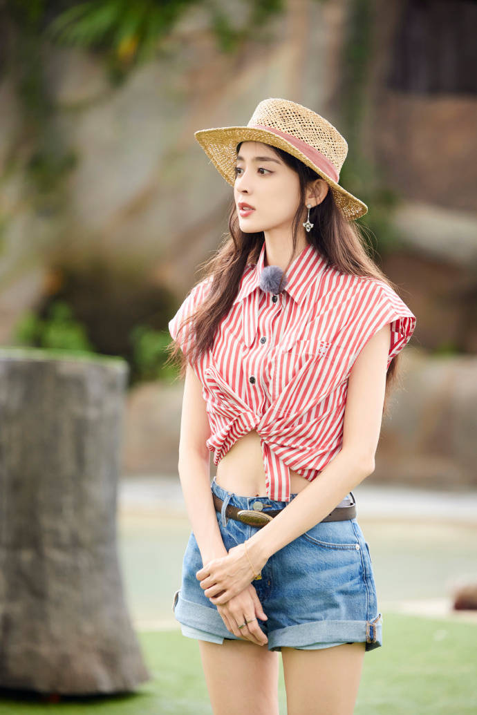 古力娜扎夏日时尚变奏:从甜美到干练,看出牛仔元素的魅力