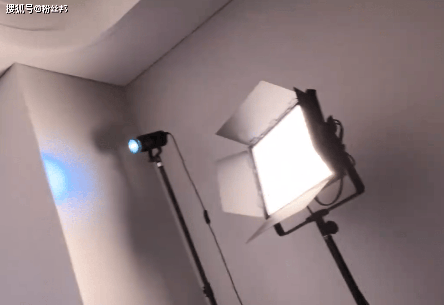 谁在面前放两大灯,"老女人"呆妹儿满脸油光,粉丝吐槽又老又丑