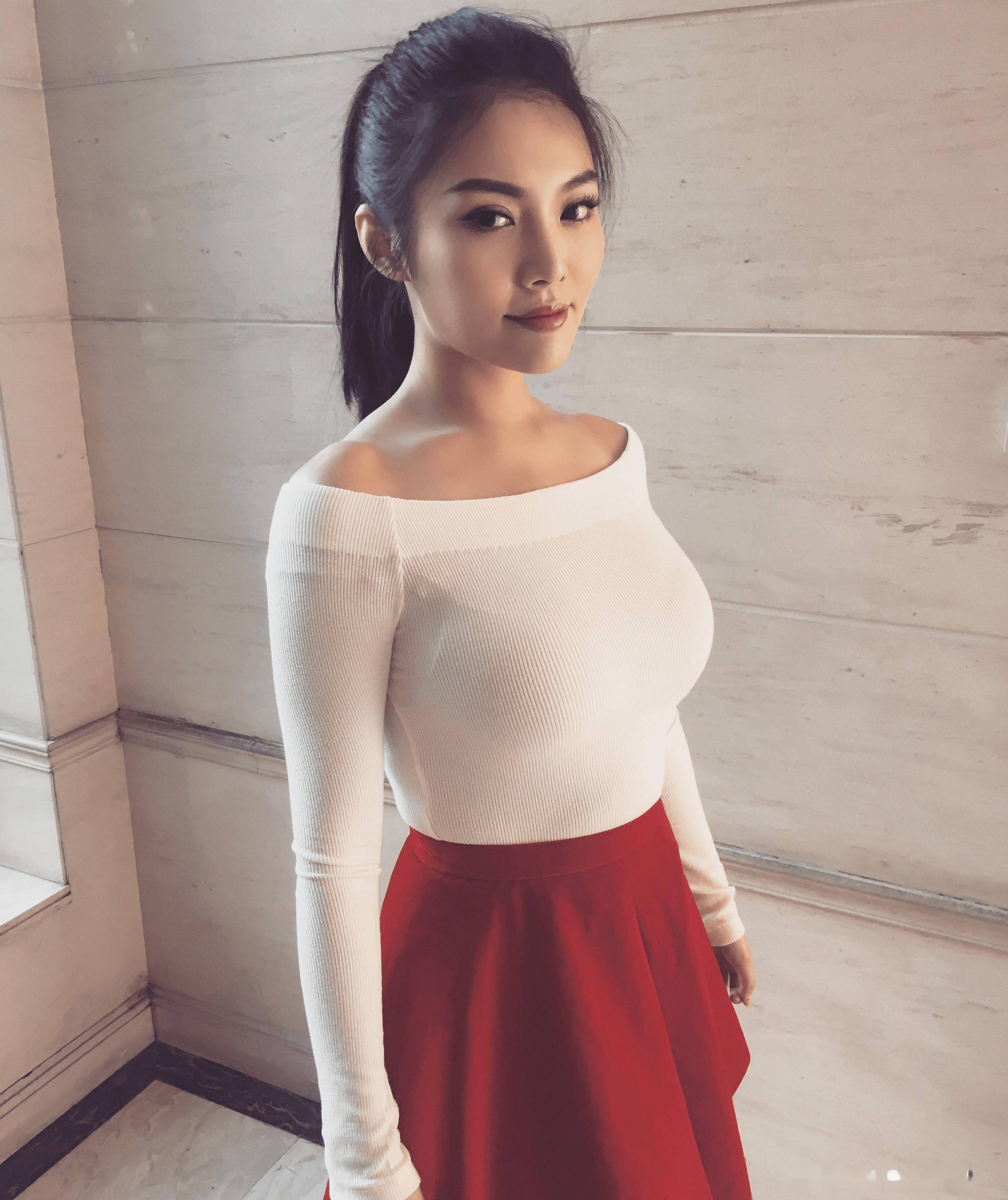 不老女神!33岁徐冬冬,椰树女神的风采依旧,这美貌和才华谁能挡得住?