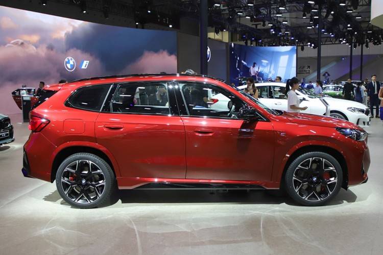 侧面细节方面,首先就是装备了20寸的轮毂,轮毂同样也经过了黑化处理